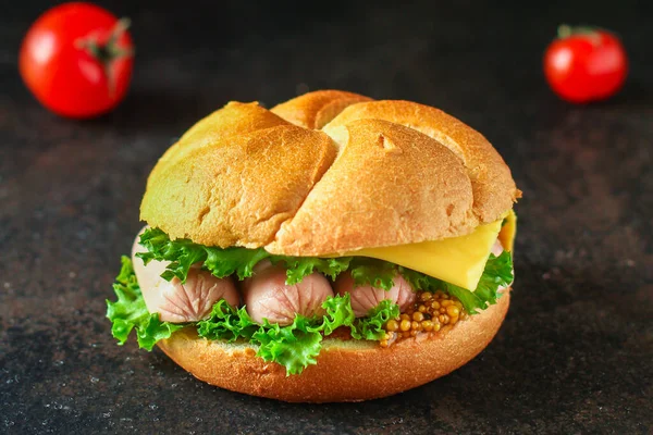 Delicioso Sanduíche Com Salsichas Legumes Mesa Madeira — Fotografia de Stock