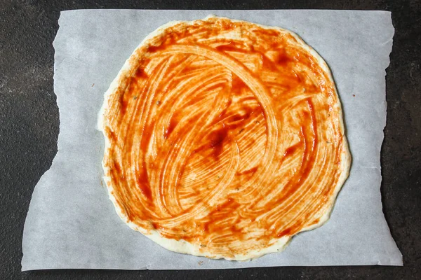 Hausgemachte Pizza Mit Käse Und Tomatensauce — Stockfoto