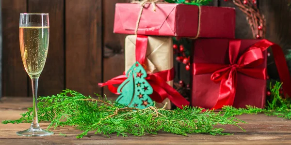 圣诞节背景 有礼品盒 冷杉树枝 木制桌子上有礼物 — 图库照片