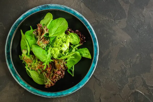 Salada Verde Com Arugula Espinafre Fundo Cinza Vista Superior — Fotografia de Stock