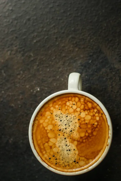 Egy Csésze Kávé Habbal Asztalon — Stock Fotó
