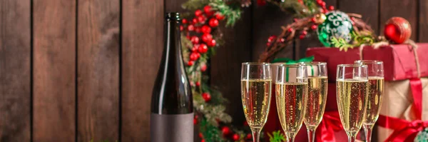 Şampanya Bardakları Tahta Arka Planda Noel Ağacı — Stok fotoğraf