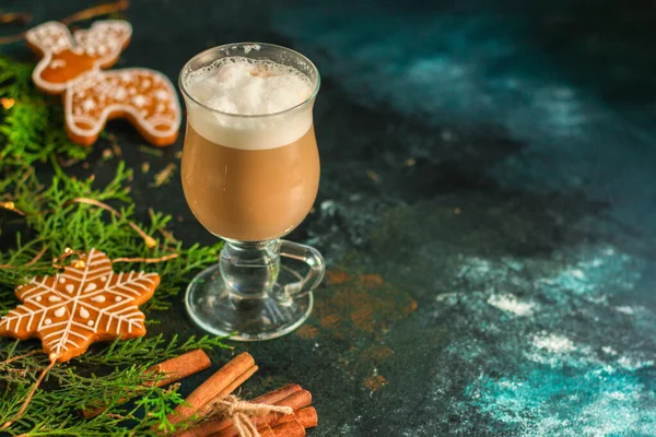 Varm Choklad Med Kanel Och Anis Mörk Bakgrund — Stockfoto