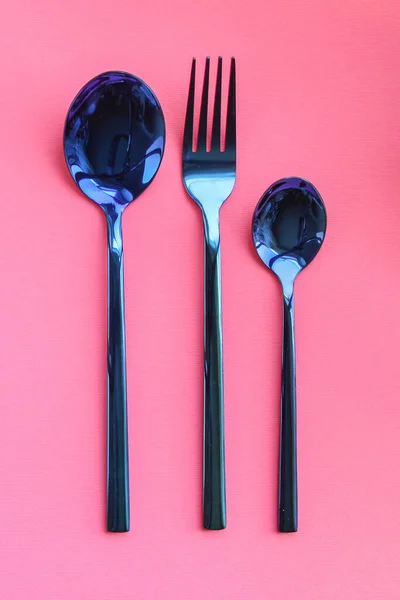 两个勺子和叉子顶部视图 — 图库照片
