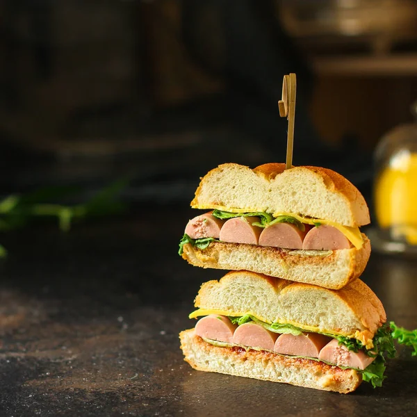 Delicioso Sanduíche Com Salsichas Legumes Mesa Madeira — Fotografia de Stock