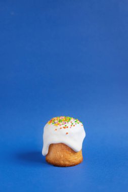 Paskalya pastası paskalya pastası porsiyonu masadaki kırsal yemek üst görünüm metin yiyecekleri arka planı için kopya alanı 