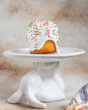 Paskalya pastası paskalya pastası porsiyonu masadaki kırsal yemek üst görünüm metin yiyecekleri arka planı için kopya alanı 