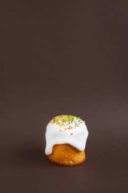 Paskalya pastası paskalya pastası porsiyonu masadaki kırsal yemek üst görünüm metin yiyecekleri arka planı için kopya alanı 