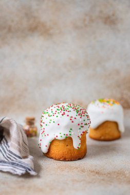 Paskalya pastası paskalya pastası porsiyonu masadaki kırsal yemek üst görünüm metin yiyecekleri arka planı için kopya alanı 