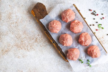 Çiğ köfteler kıyma, biftek, kuzu eti, tavuk pirzolası sağlıklı yemek üst görünüm fotokopi alanı metin yiyecekleri arka planı için.
