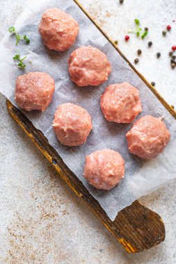 Çiğ köfteler kıyma, biftek, kuzu eti, tavuk pirzolası sağlıklı yemek üst görünüm fotokopi alanı metin yiyecekleri arka planı için.