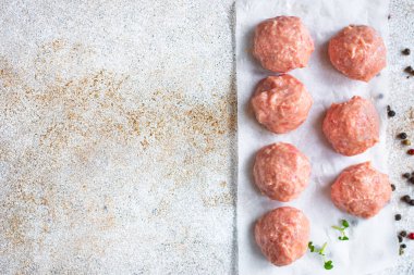Çiğ köfteler kıyma, biftek, kuzu eti, tavuk pirzolası sağlıklı yemek üst görünüm fotokopi alanı metin yiyecekleri arka planı için.