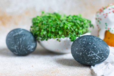 Bayram Paskalya yumurtaları konuklar için sofra süslemeleri masanın üzerinde sağlıklı yemek bölümü fotokopi alanı kırsal yemek arka planı