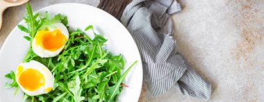 Sağlıklı salata marul yaprakları roka, pazı ve haşlanmış yumurta trend yemek fotokopi uzayı arka plan kırsalını karıştırır. Top view keto ya da paleo diyet vegan ya da vejetaryen yemekleri