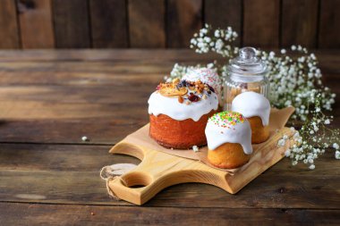 Paskalya pastası paskalya pastası. Masanın üstünde paskalya yumurtası. Aile tatili. 