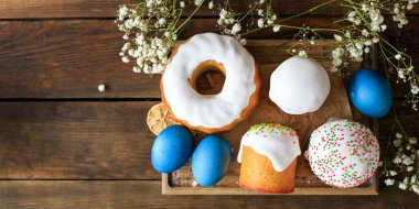 Paskalya pastası paskalya pastası. Masanın üstünde paskalya yumurtası. Aile tatili. 