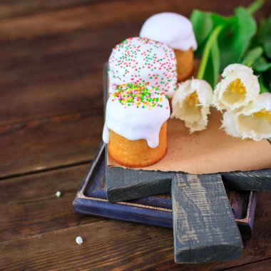 Paskalya pastası paskalya pastası. Masanın üstünde paskalya yumurtası. Aile tatili. 