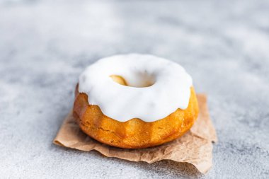 Paskalya pastası paskalya pastası. Masanın üstünde paskalya yumurtası. Aile tatili. 