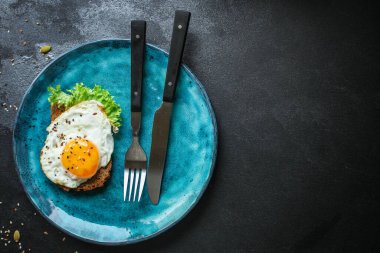 Tahta bir masada kızarmış yumurtalarla taze kahvaltı manzarası.