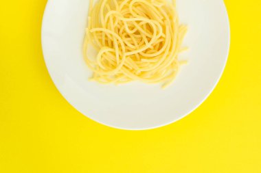 Makarna tabakta üst görünüm 