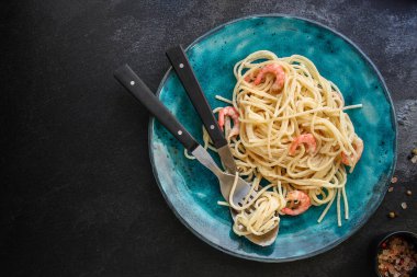 karides ve peynirli makarna