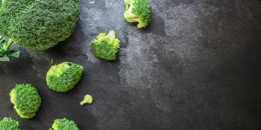 Brokoli yeşili lahana (lezzetli taze sebze, vitamin) menü kavramı. Yemek geçmişi. Üst Manzara. Boşluğu kopyala