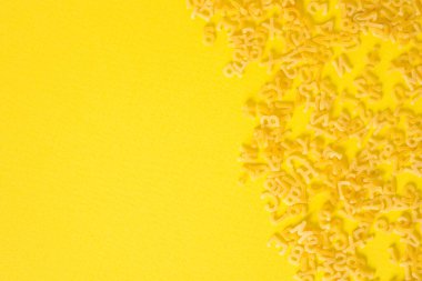 Makarna alfabesinin üst görünümü yiyecek arkaplanı