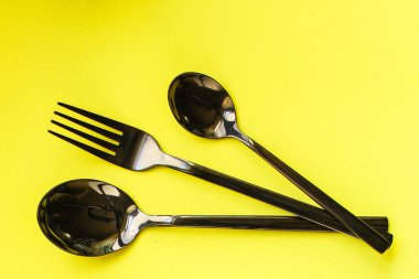 Renkli arka planda çeşitli mutfak gereçleri.  