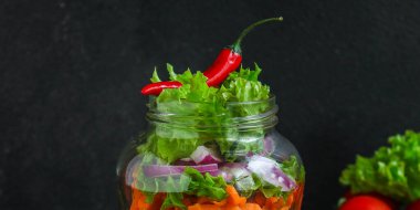 Kavanozda sağlıklı salata (sebzeli makarna salatası) menü kavramı. Yemek geçmişi. Üst Manzara. Boşluğu kopyala