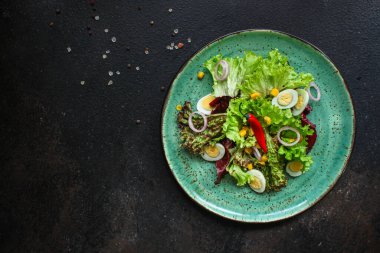 Sağlıklı salata mısırı, bıldırcın yumurtası, yaprak karışımı (yeşil vitaminler) menü kavramı