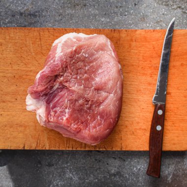 Çiğ et ya da sığır eti sağlıklı atıştırmalık malzeme üst görünüm