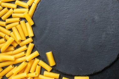 Tortiglioni makarnası (İtalyan ana yemeği Maccheroni, Rigatoni) menü konsepti. Yemek geçmişi. Üst Manzara. Boşluğu kopyala