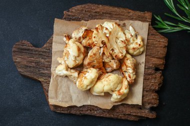 Karnabahar ızgara (kızarmış ızgara sebze veya salata lahanası) menü konsepti. Yemek geçmişi. kopyalama alanı. Üst görünüm