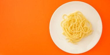 Makarna tabakta üst görünüm 