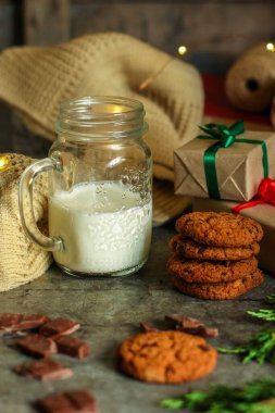 Noel kurabiyeleri ve bir kavanoz süt.