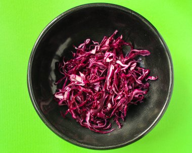 Maydanozlu ve soğanlı kırmızı lahana salatası.