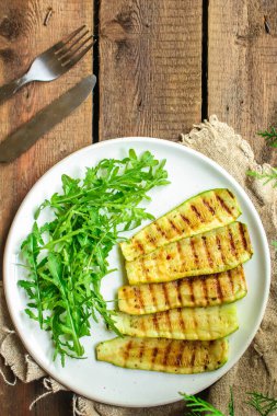 Ahşap arka planda sebzeli ızgara tavuk.