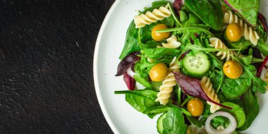 ıspanaklı makarna, roka ve fesleğen yapraklı. en üstteki görünüm. 