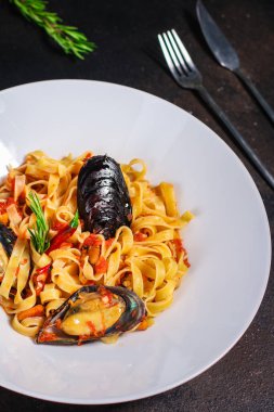 deniz ürünleri ve domates soslu makarna.