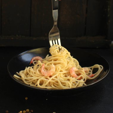 karides ve peynirli makarna