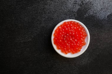 Kırmızı havyar (deniz ürünleri, somon havyarı) menü kavramı. Yemek geçmişi. en üstteki görünüm