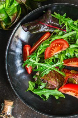 Domatesli sebze salatası, roka, marul.,