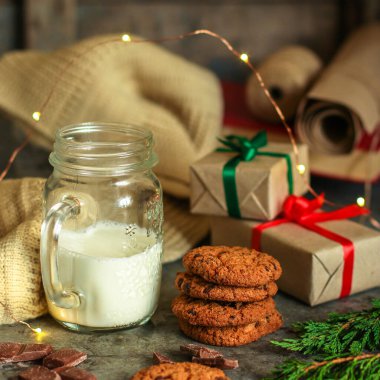 Noel kurabiyeleri ve bir kavanoz süt.