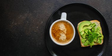 avokado sandviç ve kahve (sağlıklı atıştırmalık) menü konsepti. yiyecek arka planı. 