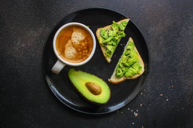 avokado sandviç ve kahve (sağlıklı atıştırmalık) menü konsepti. yiyecek arka planı. 