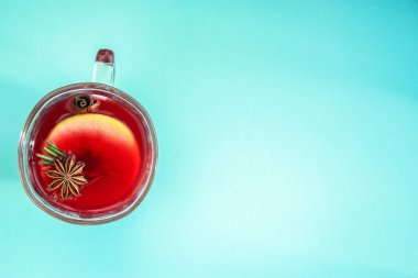 Yılbaşı şarabı. Geleneksel sıcak içecek Noel 'de baharatlı kırmızı şarap