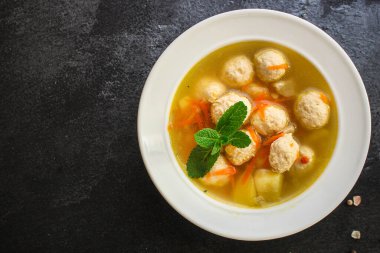 Siyah arka planda köfteli çorba