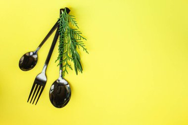 Renkli arka planda çeşitli mutfak gereçleri.  