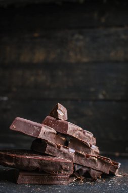 Çikolata parçalanmış.