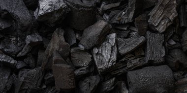Kara kömür arka planı. Kara odun kömürü. Bir sürü odun.
